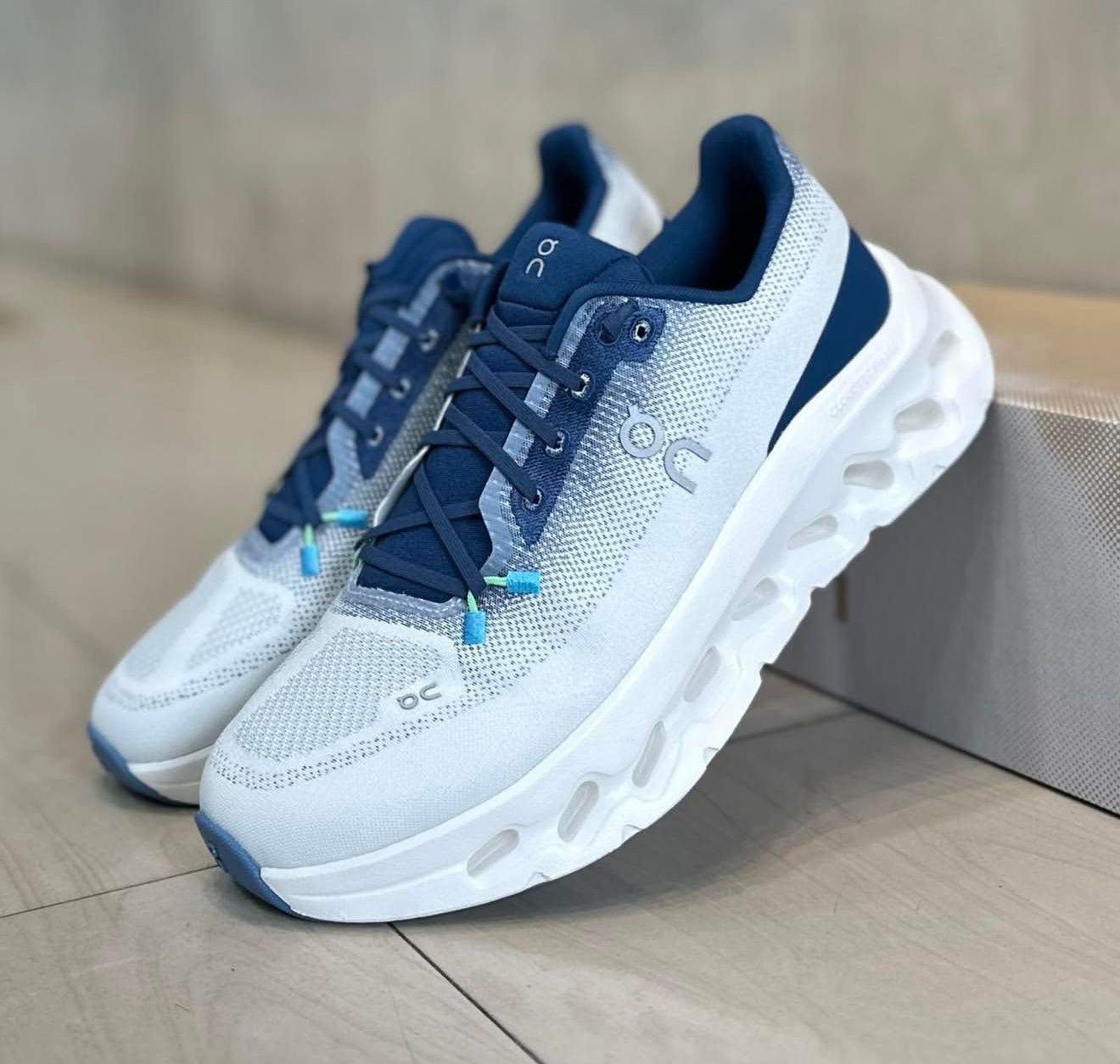 ON. Running Cloud Tilt ‘’ Ivory Tempest ‘’