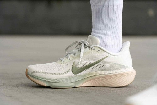 NK. Air Zoom Pegasus 42 Spruce Aura Pale Ivory Sanddrift