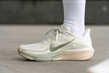 NK. Air Zoom Pegasus 42 Spruce Aura Pale Ivory Sanddrift