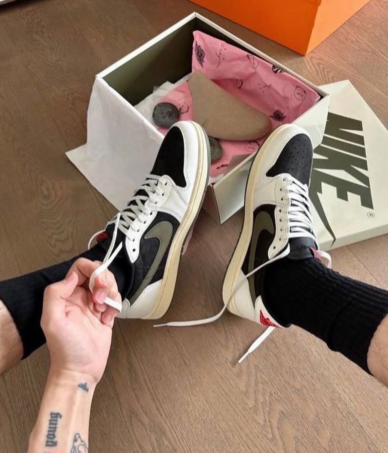 NK. Travis Scott X Air Jordan 1 Low Sneaker Olive