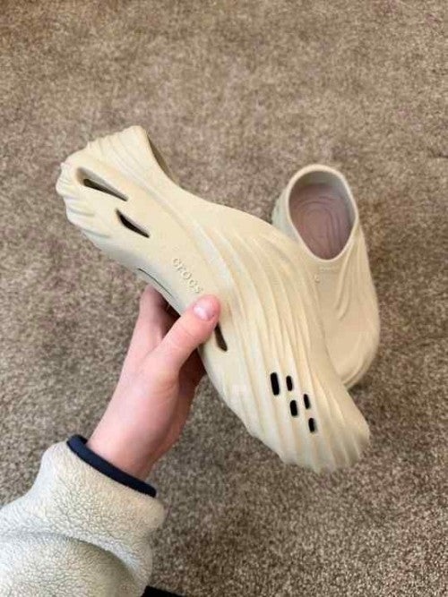 Crocs Echo Wave Clogs Cream