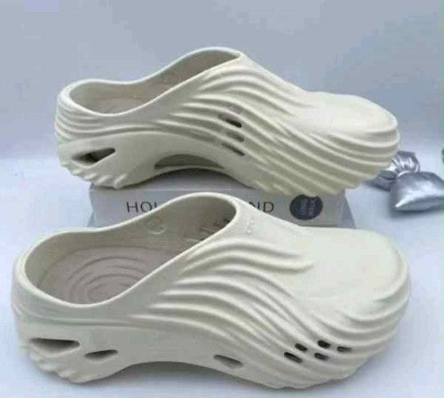 Crocs Echo Wave Clogs Cream